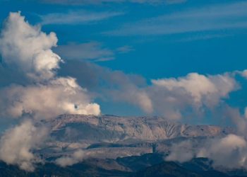 Actividad volcánica del Nevado del Ruiz se mantiene en nivel naranja