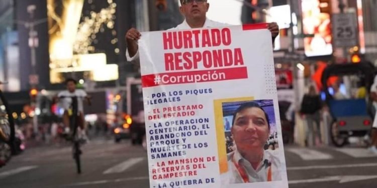 Correa esperó a Hurtado, en el Times Square, Nueva York, con un cartel