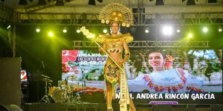 Roban el traje artesanal de la embajadora de la comuna 12 en el marco del Festival Folclórico