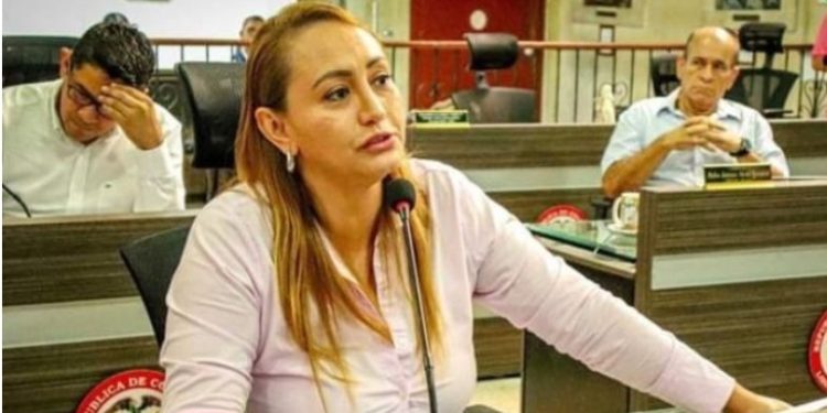Linda Perdomo responde a críticas y tacha de misógino al senador Ariel Ávila