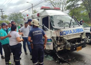Ambulancia colisiona con bus de servicio público en el sector de Fonderella, Ibagué
