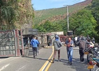 Volcamiento de camión de carga restringe paso en la vía Melgar-Bogotá