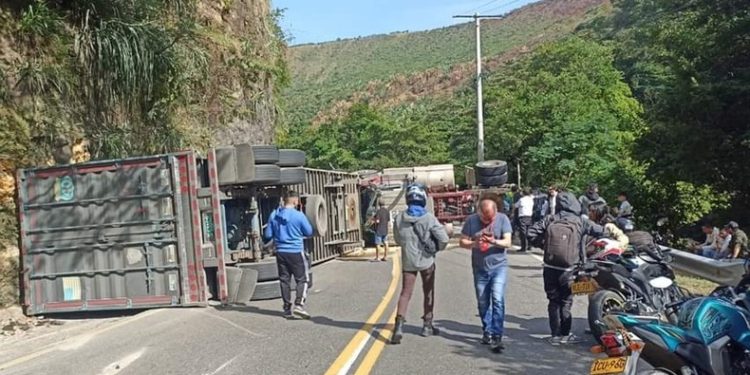 Volcamiento de camión de carga restringe paso en la vía Melgar-Bogotá