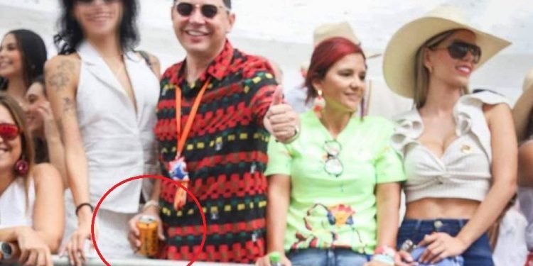 Hurtado disfrutó el desfile Nacional del folclor con unos buenos chorritos