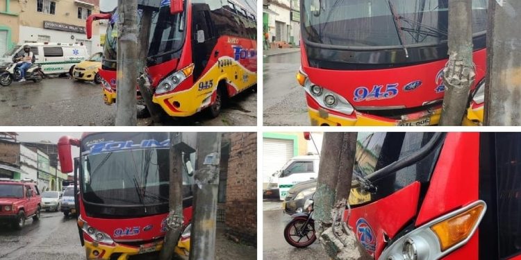 Accidente de bus en Ibagué: Poste gravemente dañado pero no hay heridos