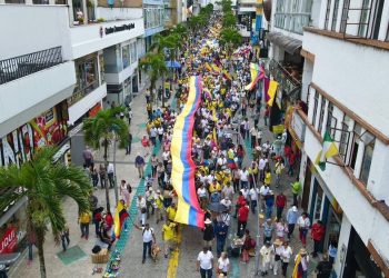 Veteranos de las Fuerzas Militares marchan en IbaguƩ en contra de Petro