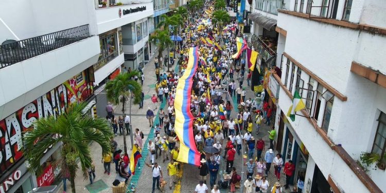 Veteranos de las Fuerzas Militares marchan en Ibagué en contra de Petro