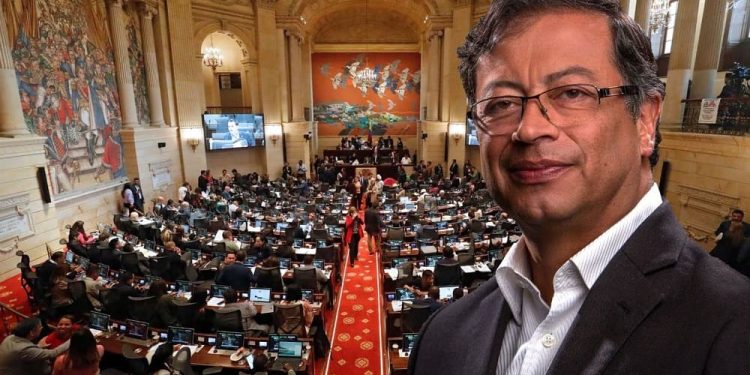 Presidente Gustavo Petro firma el Decreto que sube salario a Congresistas