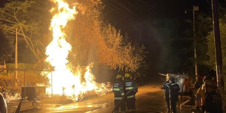 Continúa la espera por la entrega del cuerpo de la víctima del incendio en el Sena