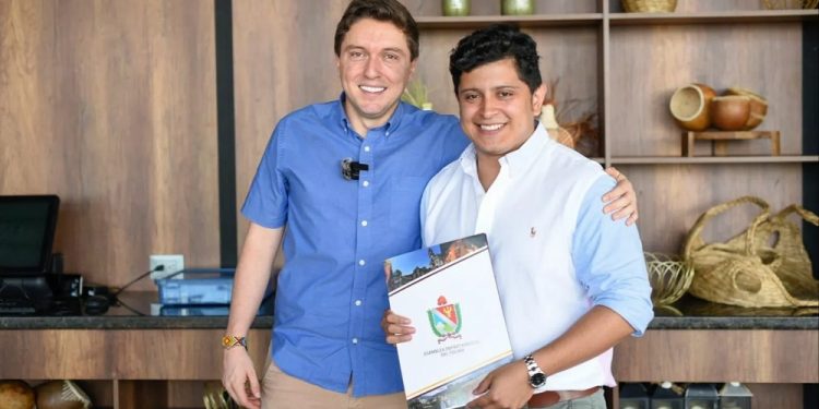 Carlos Iván Durán es elegido Concejal en Barcelona y recibe reconocimiento de Hincapié