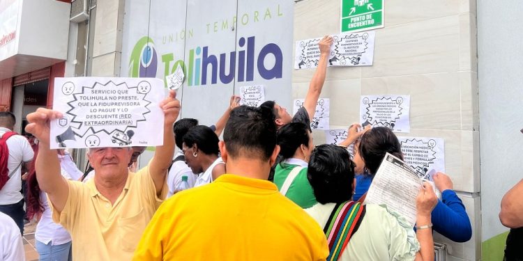 Docentes del Tolima se movilizan por deterioro en el servicio de salud