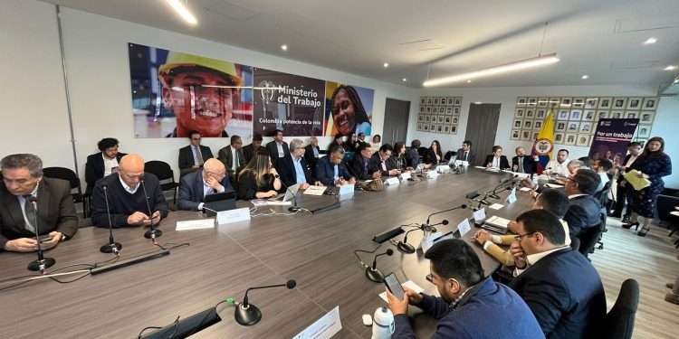 Persiste la incertidumbre sobre el aumento del salario mínimo en Colombia