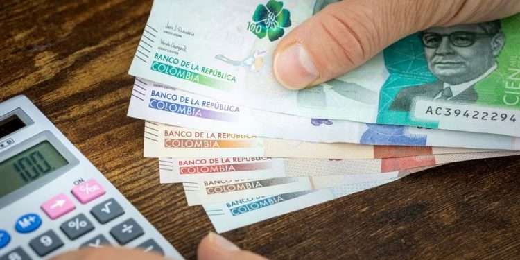 Gremios y sindicatos en Colombia buscan acuerdo para el aumento del salario mínimo