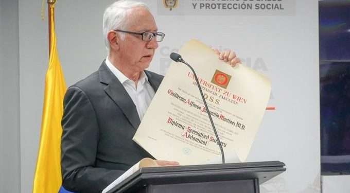 Ministro de Salud desmiente falsas aseveraciones sobre su formación en Suecia