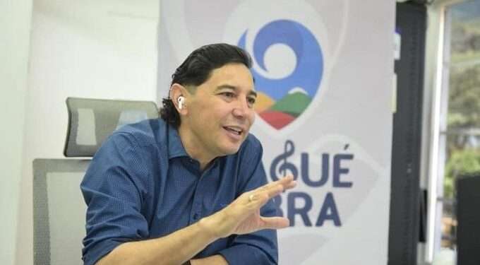 Antes de irse Andrés Hurtado adjudicó contrato exprés de $12.000 Millones