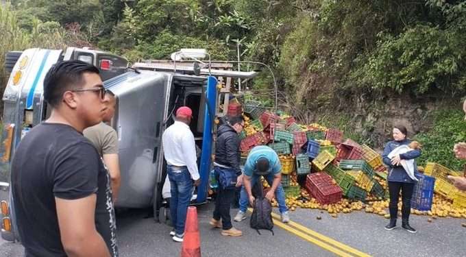 Cierre en la vía Ibagué – Cajamarca por accidente de tractocamión