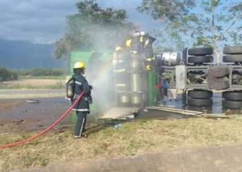 Conductor fallece tras volcamiento de tractocamión en Ibagué