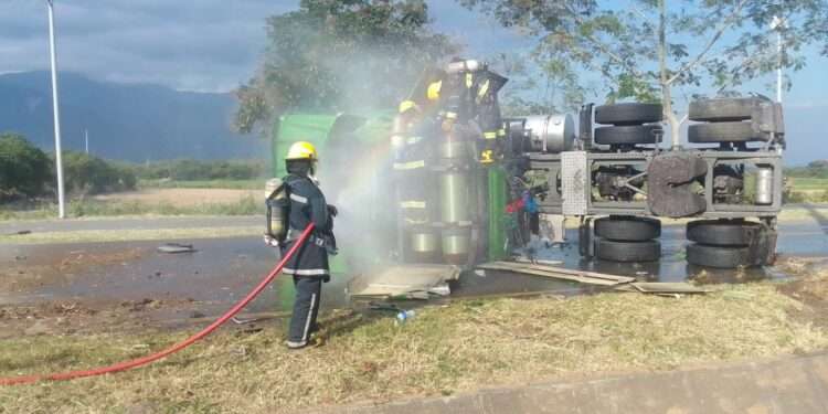 Conductor fallece tras volcamiento de tractocamión en Ibagué