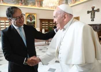 Petro propone que el Vaticano acoja diálogos con el ELN durante reunión con el Papa en el Vaticano