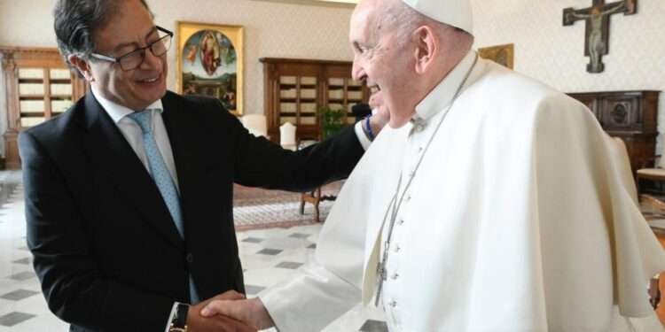 Petro propone que el Vaticano acoja diálogos con el ELN durante reunión con el Papa en el Vaticano