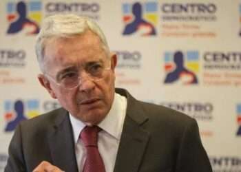 Álvaro Uribe, el centro de atención en vuelo nacional