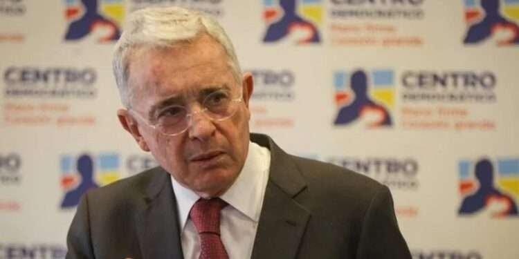 Álvaro Uribe, el centro de atención en vuelo nacional