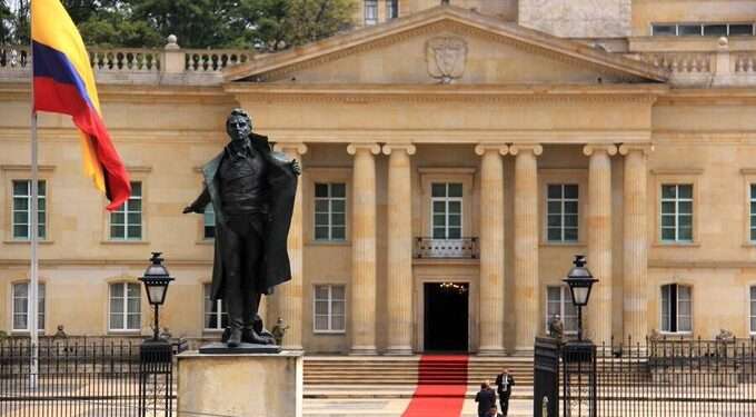 Gobierno Petro defiende encuestas y contrasta costos con gobierno Duque