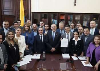 Partido Conservador respalda a sus senadores por hundir reforma a la salud