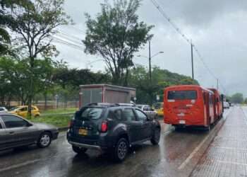 Fuertes lluvias causan caos en la movilidad de IbaguƩ