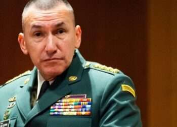 Petro destituye al comandante del Ejército en medio de crisis de seguridad