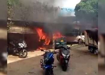 Dramático incendio consume vehículo y afecta parqueadero en el centro de Ibagué