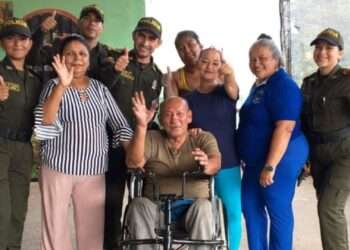 Una silla de ruedas es entregada por Policia de Ibagué