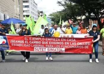 Profesores del Tolima marchan por mejoras salariales