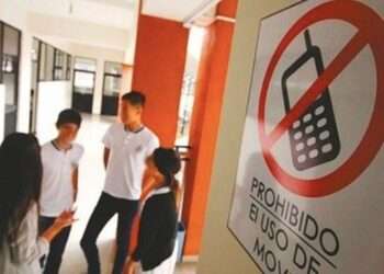 Diputado Beltrán propone prohibir uso de celulares en aulas en el Tolima