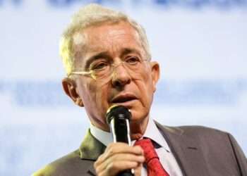 Fiscalía añade delito de soborno durante audiencia a Álvaro Uribe