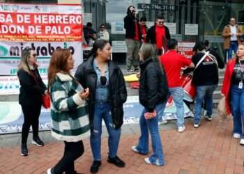 Manifestantes del Ministerio del Trabajo bloquean la Carrera 5 de Ibagué