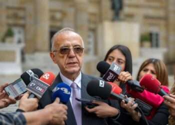 Ministro de Defensa defiende restricciones a bombardeos en zonas con menores de edad