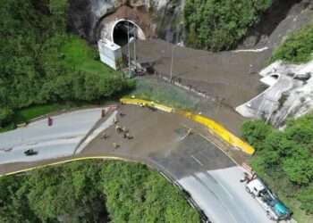 Bloqueo en la vía Armenia-Cajamarca por avalancha de lodo