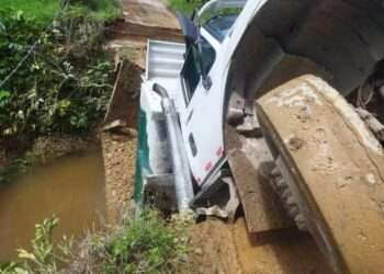 Colapsa Puente de 70 Años en Icononzo: Volqueta Cae al Río Juan López