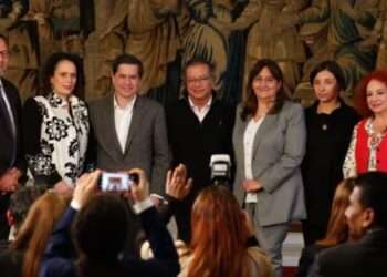 Petro renueva su gabinete y acusa presiones externas