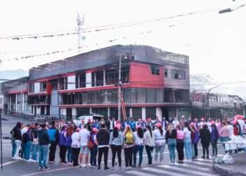 Alcaldía evalúa daños estructurales tras incendio en la calle 19