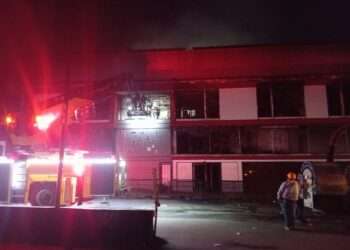 Bomberos de Ibagué Controlan en un 90% Incendio en Fábricas de Muebles