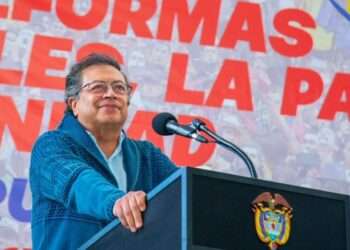 Petro denuncia amenazas de desestabilización y llama a la resistencia popular