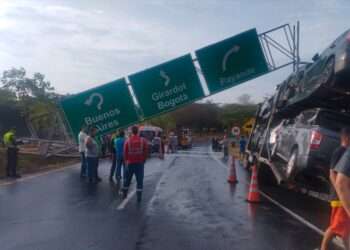 Automóvil se estrella contra valla publicitaria en la variante de Ibagué