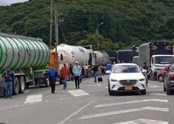 Continúa el Bloqueo de vías entre Ibagué y Cajamarca