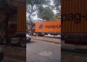 Tractomula queda atascada bajo el puente de la avenida Guabinal en Ibagué