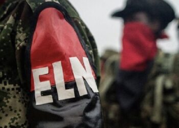 Gobierno congela diálogos de paz con el ELN tras mortal ataque en Arauca
