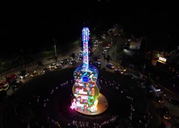 Inauguran monumental guitarra gigante luminosa en homenaje a la identidad musical