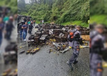 Accidente en la vía Ibagué-Calarcá: Tractocamión con carga de cerveza se vuelca