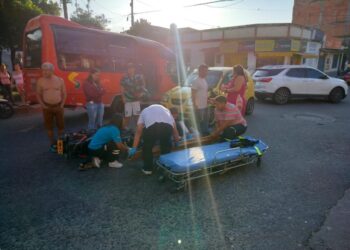 Motociclista sufre graves lesiones tras colisión con taxi en el barrio El Galán de Ibagué